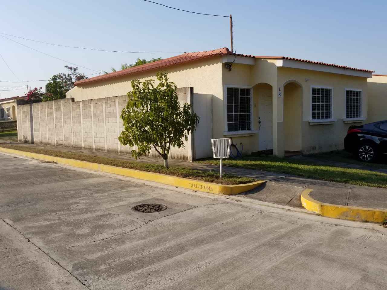 Residencial Pamplona.  Alquilo casa de esquina.
3 habitaciones, 2 baños,  sala comedor, desayunador, área de cocina, patio, tanque con bomba y seguridad privada.